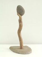 Stalagmite sculpture bois flotté sur socle galet