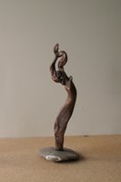 La gitane, sculpture bois flotté socle galet