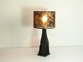 2 - Lampe de chevet en bois flotté au 3/4 brulé sur grille métallique noire et abat-jour tissu noir et or, modèle