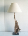 4 - Lampe en bois flotté sur socle en ardoise avec abat-jour diamètre 40cm