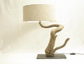7 - Lampe en bois flotté sur socle ardoise avec fil dans la branche, mon apparent