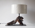 13 - Lampe de chevet en bois flotté avec abat-jour rectangulaire - Dim. 48cm x 20cm Hauteur 45cm