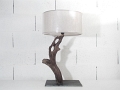 9 - Lampe à poser en bois flotté avec fil invisible dans la branche, avec socle en ardoise et abat-jour diamètre 40cm