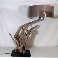 10 - Lampe à poser en bois flotté avec fil dans une des branches, avec socle en ardoise