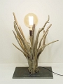 8 - Lampe à poser en bois flottés avec fil dans une des branches, avec socle en ardoise