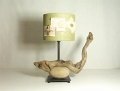 11 - Lampe galet et bois flotté sur socle métal avec abat-jour patch nature