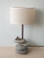 13 - Lampe à poser en galets naturels