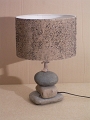 1 - Lampe à poser en galets naturels avec tige en bois naturel et abat-jour sablé modèle unique