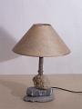 2 -Lampe à poser en galets naturels avec tige bois et abat-jour conique - Ref.LP10025