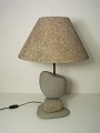 24 - Lampe à poser en galets naturels