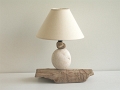 32 - Lampe à poser en galets naturels et bois flotté
