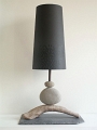 33 - Lampe à poser en galets naturels et bois flotté