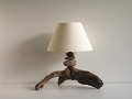34 - Lampe à poser en galets naturels et bois flotté