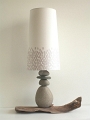 35 - Lampe à poser en galets naturels et bois flotté