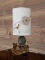 38 - Lampe à poser en galet naturel et bois flotté