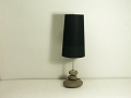 10 - Lampe à poser composée de 3 galets naturels, hauteur 51cm, et tige métal avec abat-jour conique