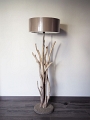 2 - Luminaire, lampe sur pieds en bois flottés, avec socle en sable aggloméré avec abat-jour rond diamètre 40cm