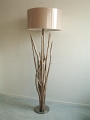 3 - Luminaire, lampe sur pieds en bois flottés, avec tige et socle en métal et abat-jour rond diamètre 55cm