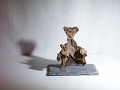 11 - Prestance, petite sculpture en bois flotté posée sur une ardoise